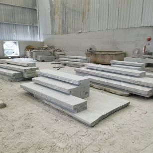 六盘水 整石台阶（大面火烧+侧面自然面），出货前厂内拼装