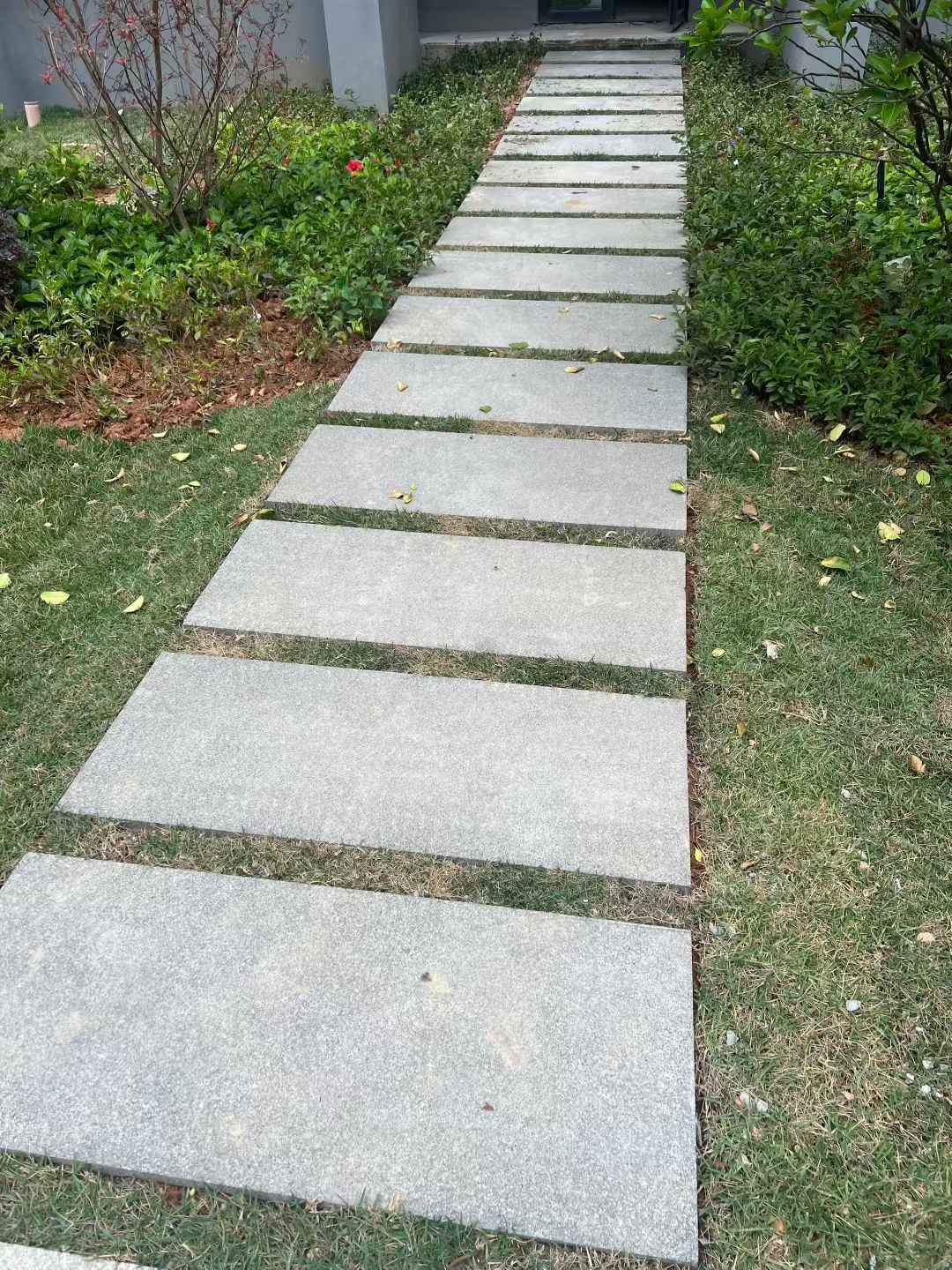 六盘水 芝麻黑小区踏步、汀步石铺装效果